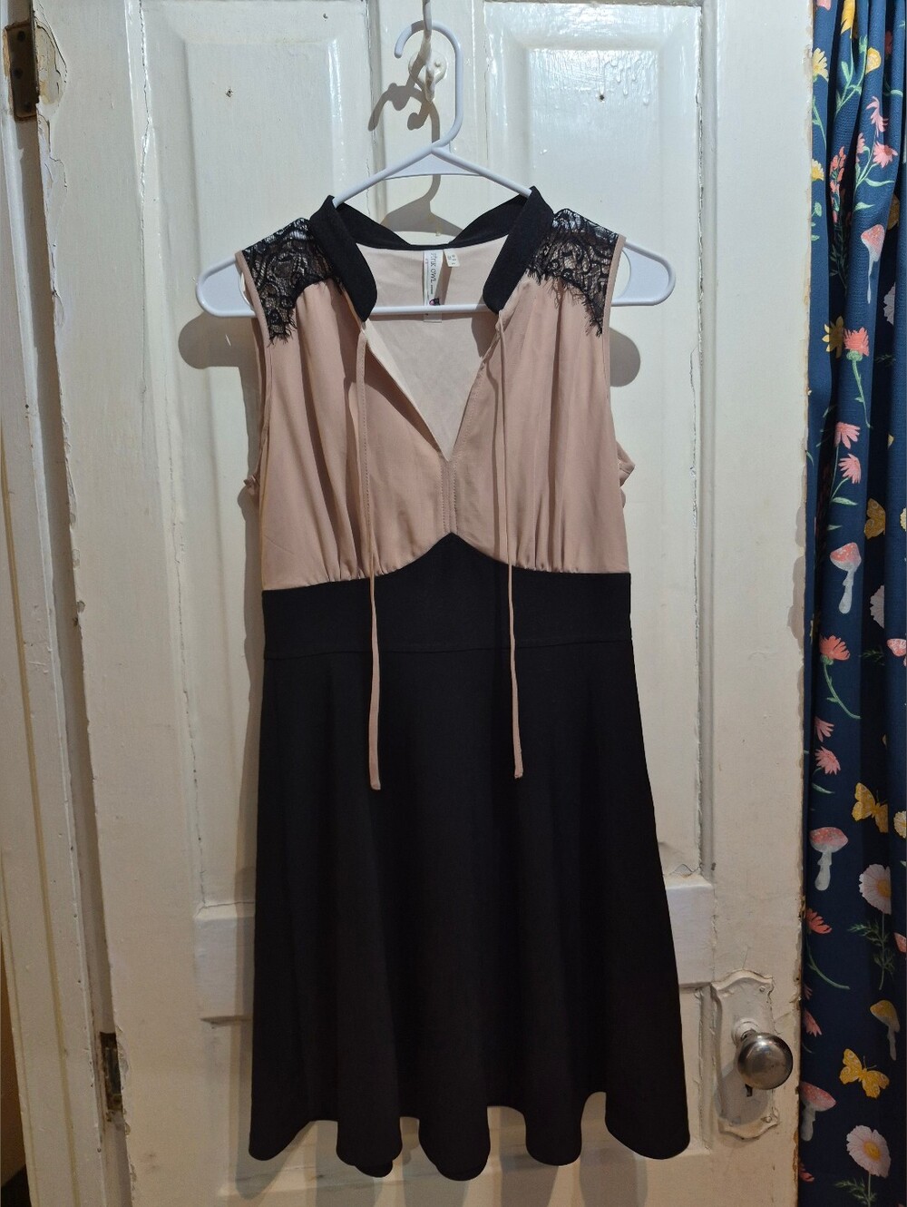 Sleeveless Two-Tone Lace Shoulder Dress - Black & Cream - Size Medium